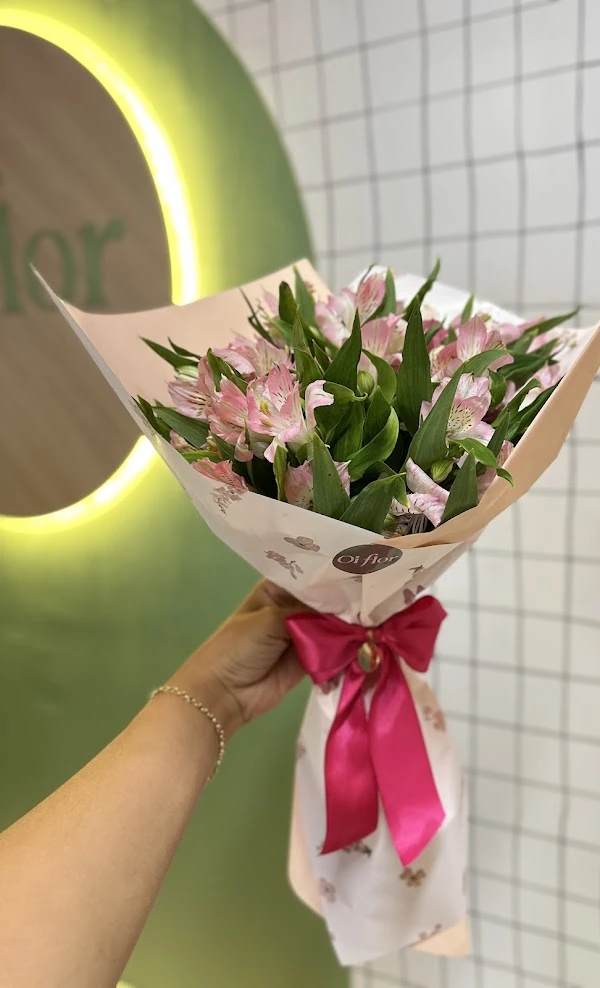 Alstroemérias em rosa — trabalho real da Oi Flor