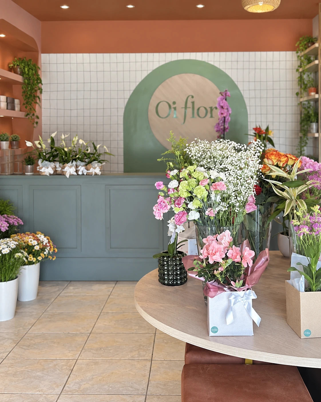 Interior da Oi Flor — fundo ampliado com IA